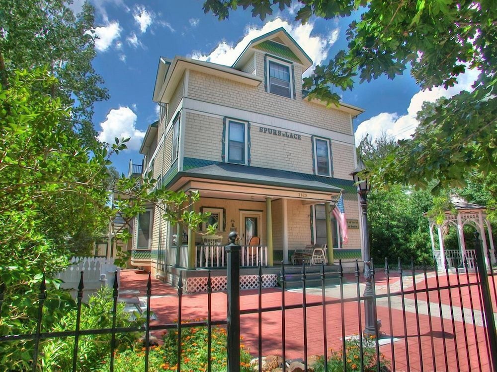 Hotel Spurs n Lace Bed & Breakfast Inn - Image 1