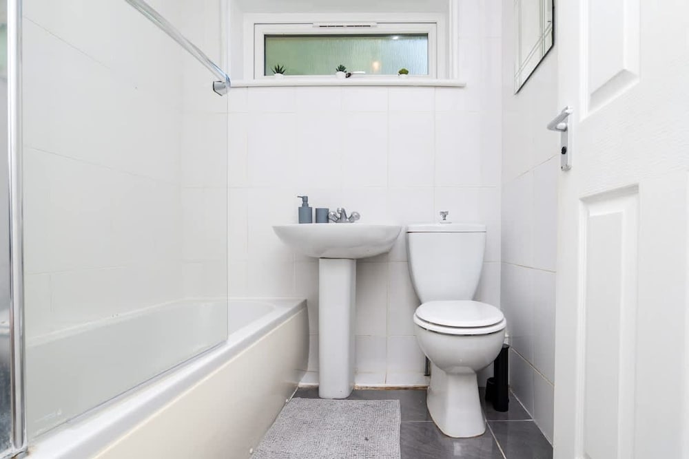 2 Bedroom Flat - Free Parking