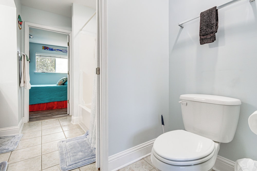 Walk to Gulf Coast: Biloxi Condo w/ Pool Access