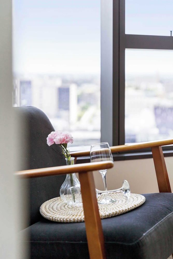 A Modern & Cozy 2BR Apartment With City Views