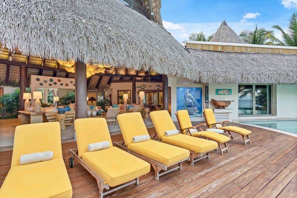 Dazzling Beachfront Villa With Swim-up Bar