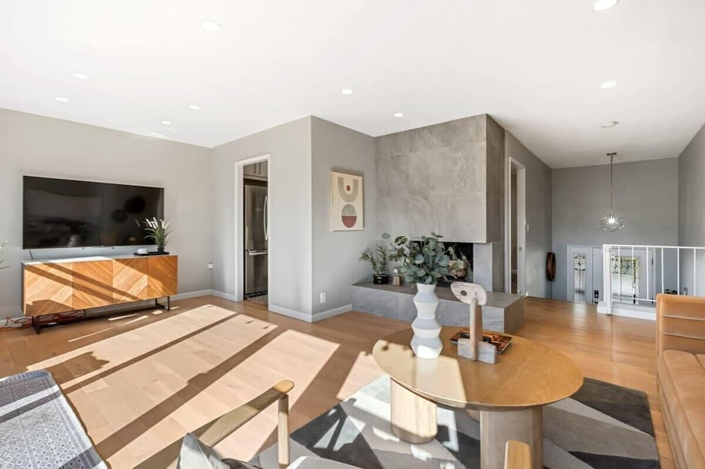 @ Marbella Lane - Chic Abode W/mountain Skyline