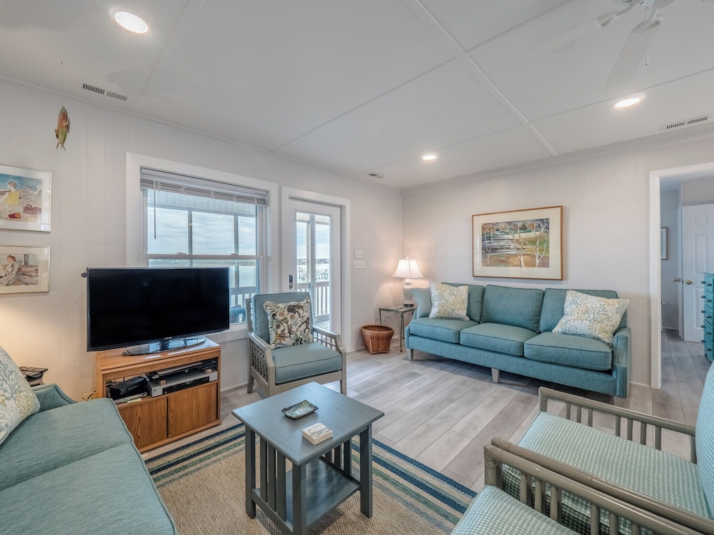 Lindy-B by Topsail Realty