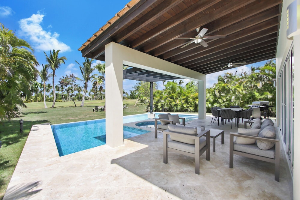 Golf Villa in Bavaro - Pool, Jacuzzi, Staff