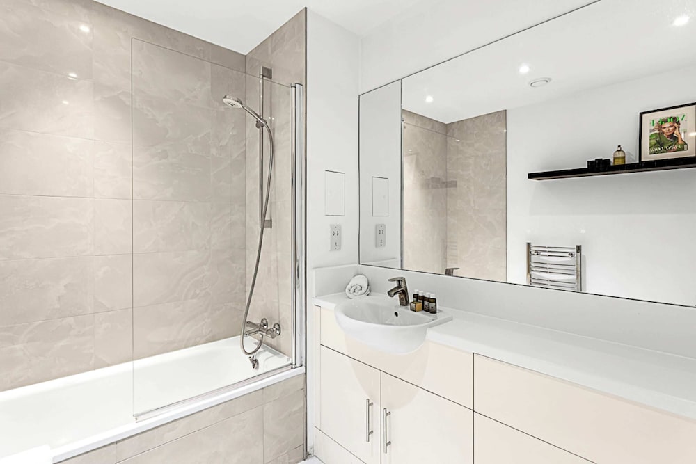 Stylish Flat In Battersea Reach
