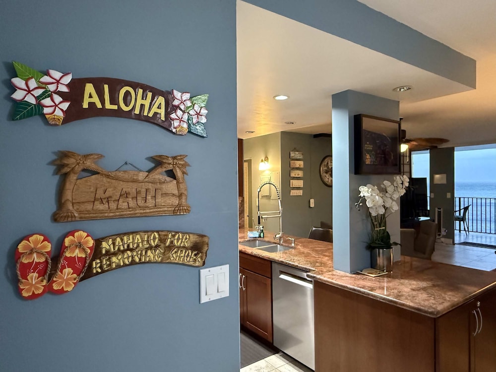 Whale Watching From Your Lanai - Tropical Oceanfront 2-2 in West Maui