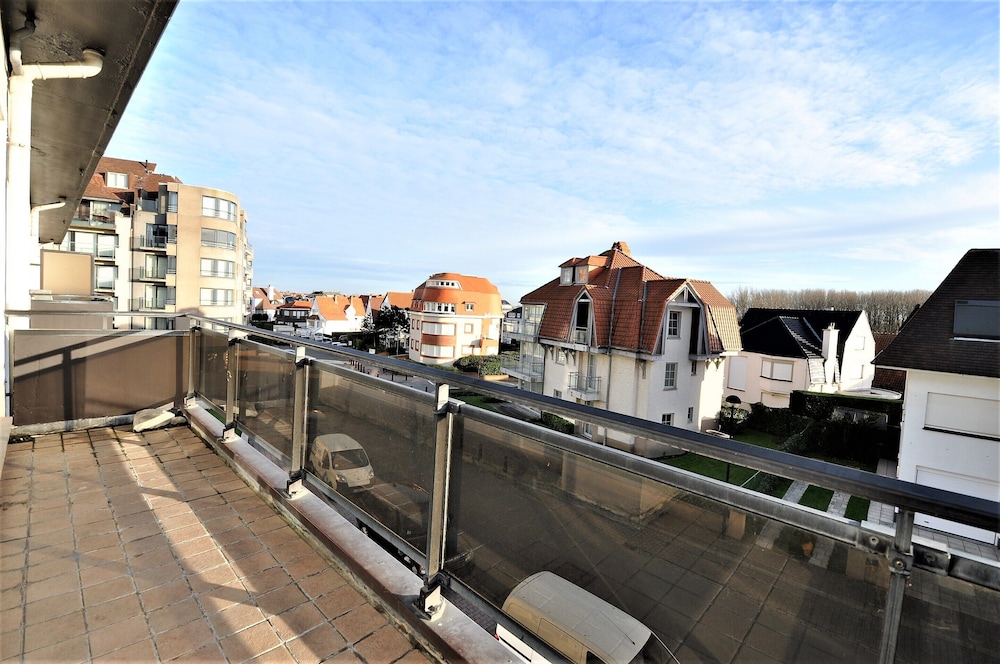 Apartment in Duinbergen Near the Beach