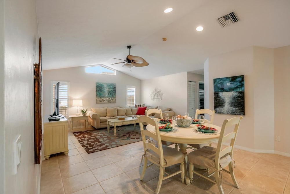BE324 4 Bedroom Holiday Home by Marco Naples Vacation Homes