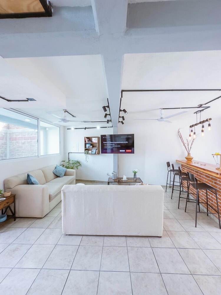 New Comfortable Retreat. Pool & BBQ