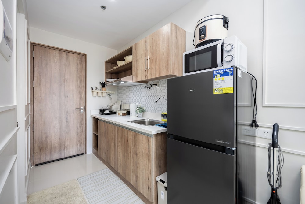 Chic Studio With Balcony & City View Near Airport