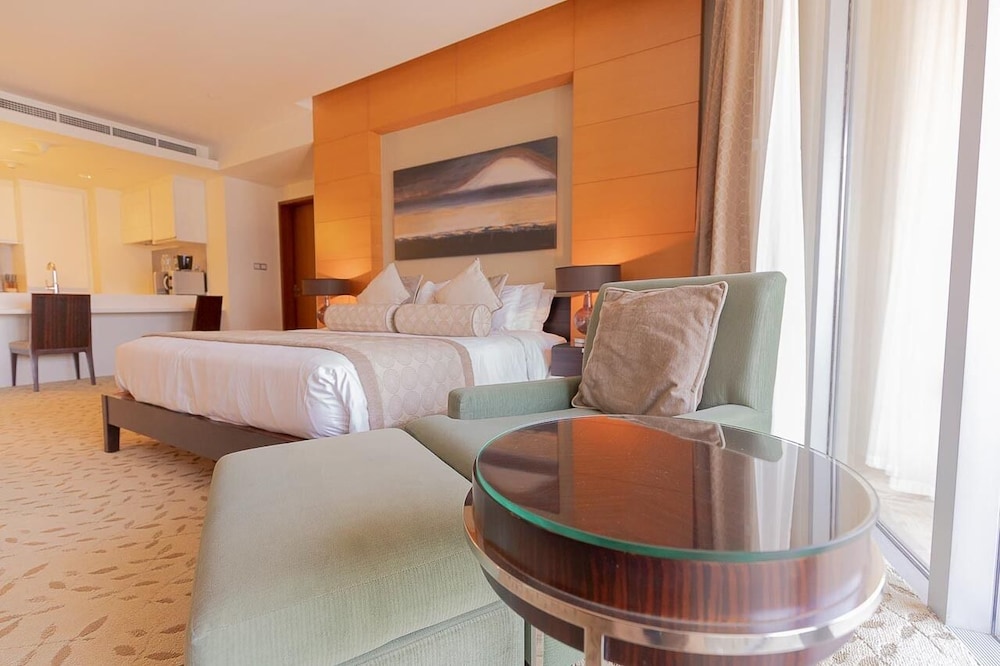 Emaar Fashion Avenue – Formerly Address Dubai Mall Four Apple
