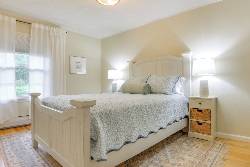 Stunning Sterling Sanctuary: Unwind on the Water! view 3