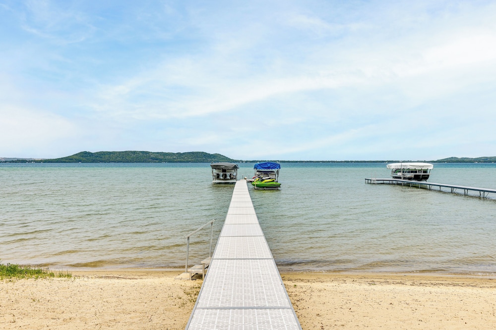 Autumn Escape on Glen Lake: Waterfront Cottage!