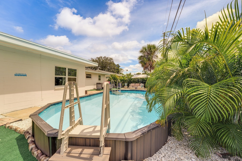 4 Mi to Beach! Furnished Outdoor Oasis in Seminole