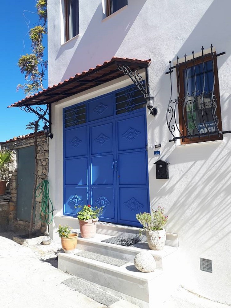 Hotel Anzac Golden Bed - Image 1