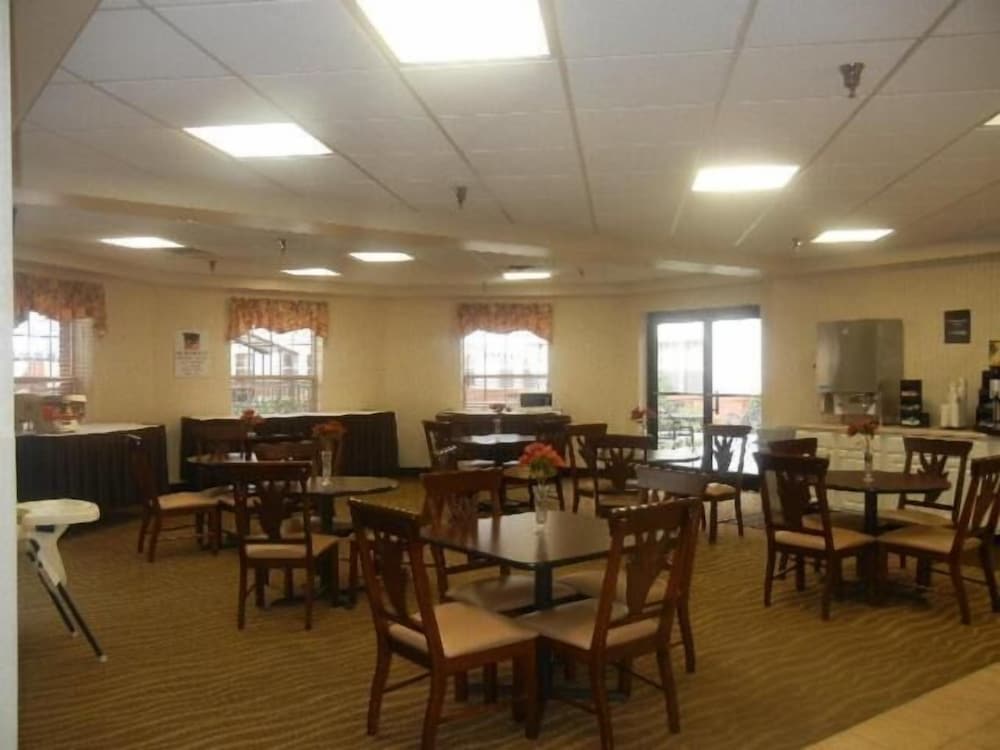 Fayetteville Vacations - Landmark Inn Fort Liberty - Property Image 14