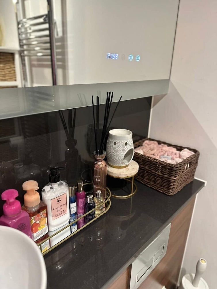 1 Bed Apartment Sleeps 2 - Free Parking -
