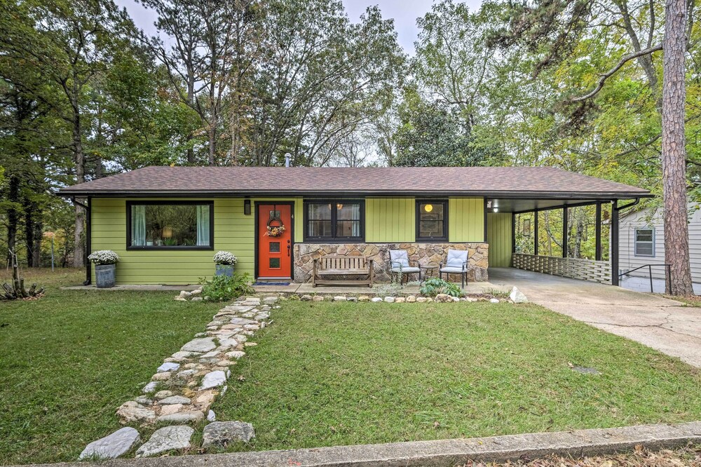 Renovated Eureka Springs Home - 1 Mi to Downtown! in Eureka Springs, US