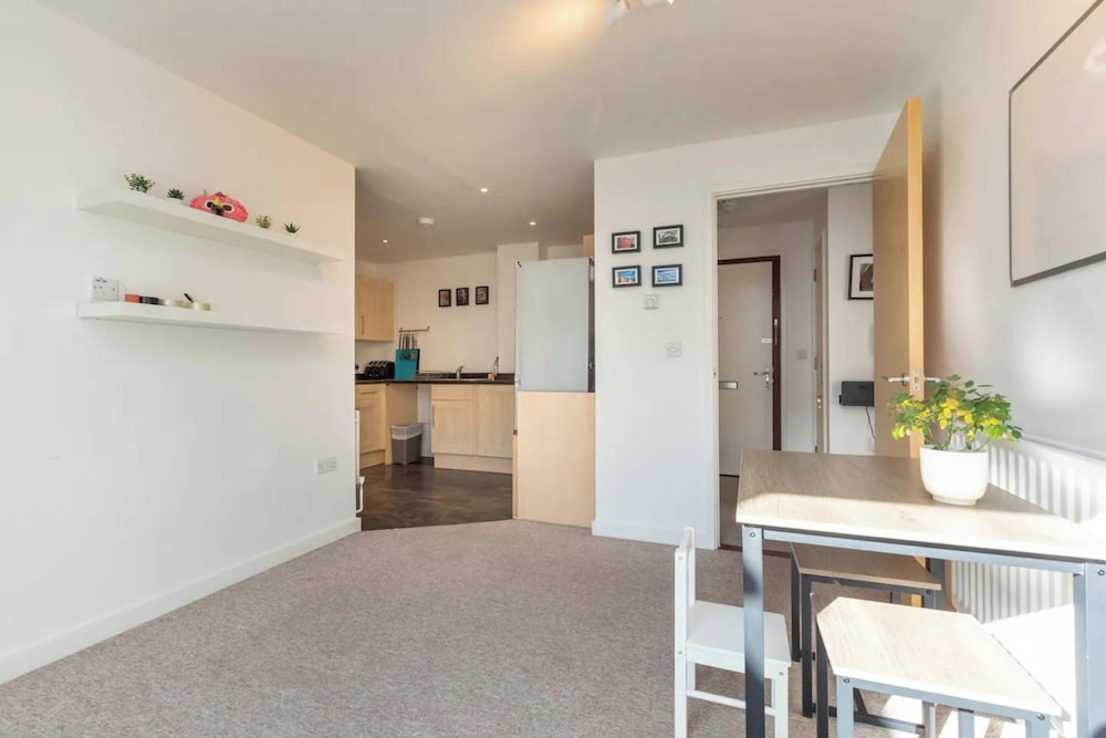 Bright & Airy 1 Bedroom Apartment in Trendy Peckham