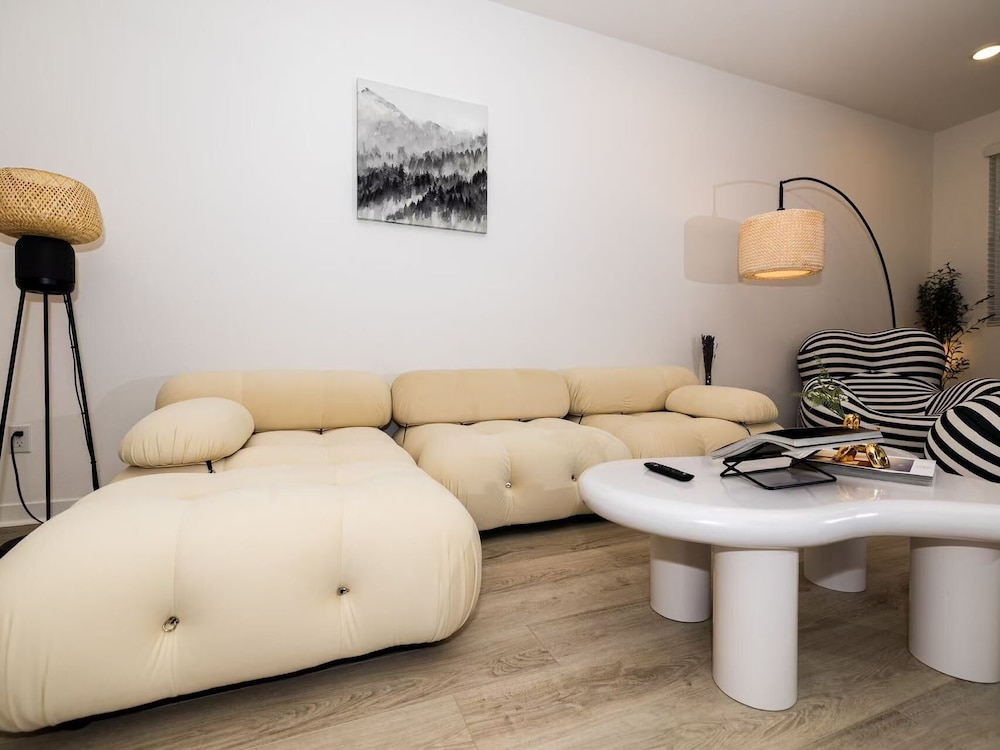 Near ONT Modern Designer Stay Bright Chic Spacious
