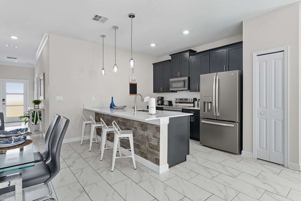 Modern 5BR Retreat Pool Water Park More
