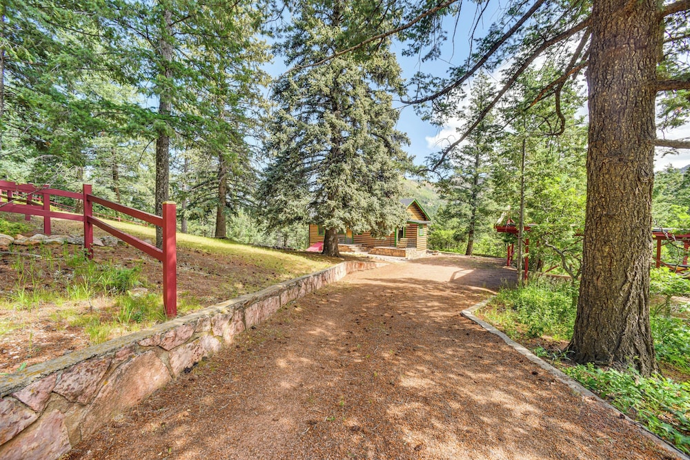 Mtn-view Cascade Cabin Near Garden of the Gods!