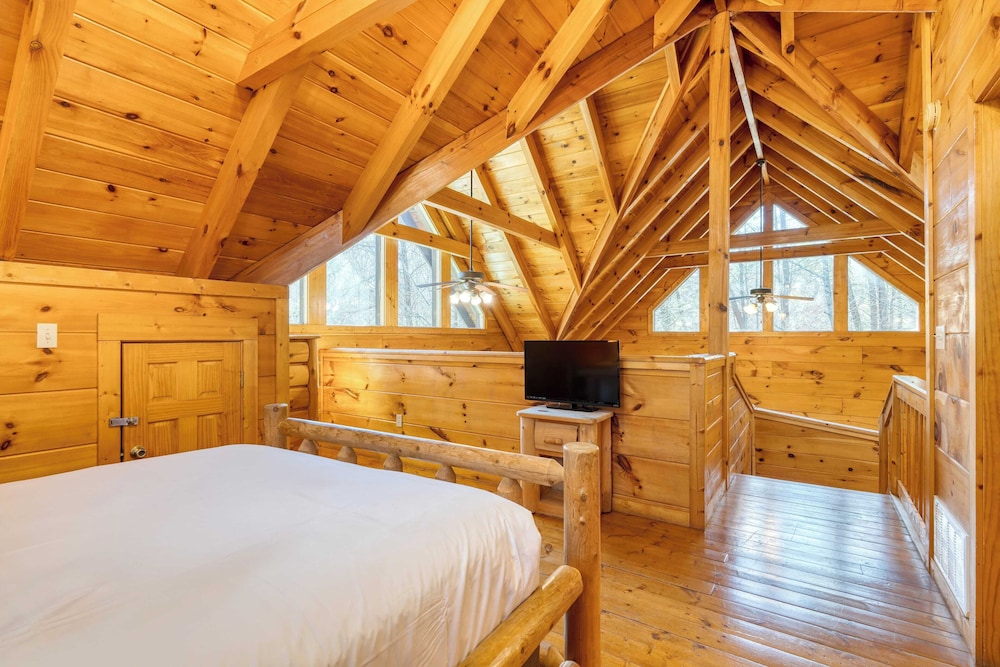 Hottub, Game Room, Forest Views, Near Gatlinburg Four Bears Lodge by Avantstay