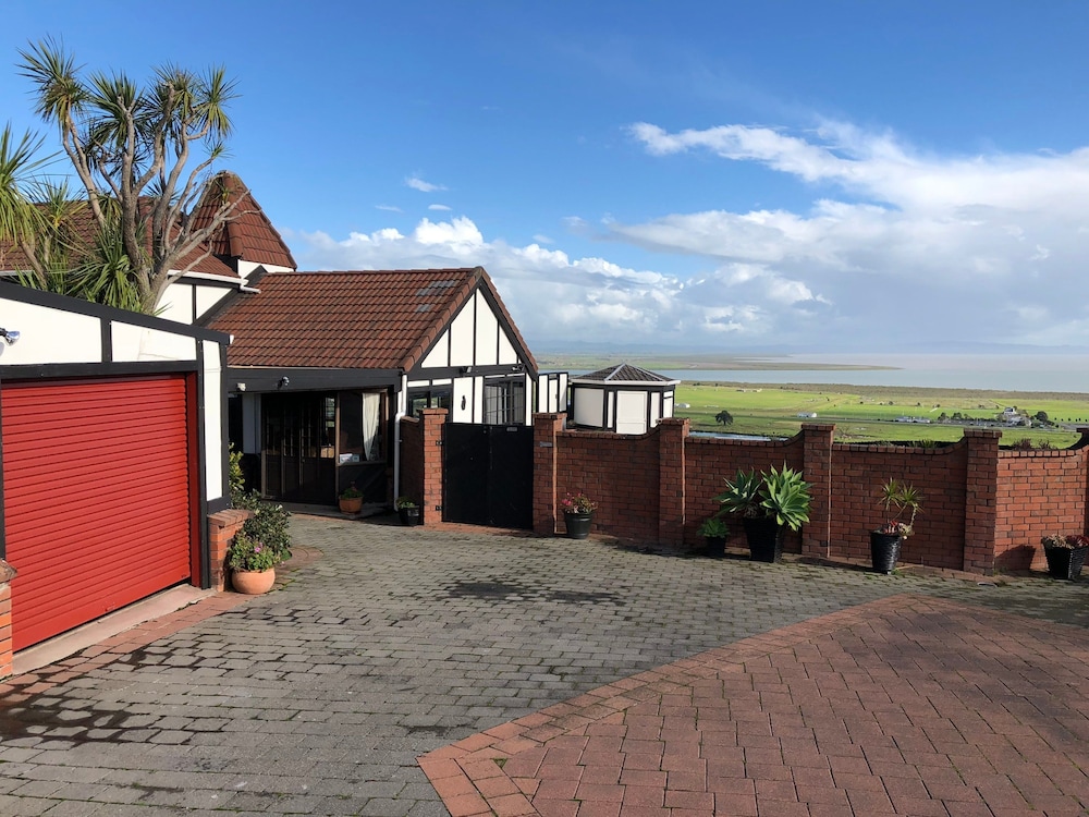 Chartre' Manor Bed & Breakfast