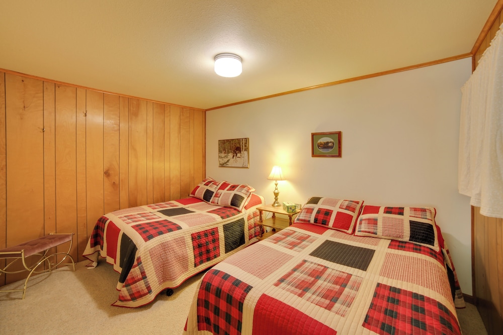 Private Sandy Beach: Lake Superior Group Retreat