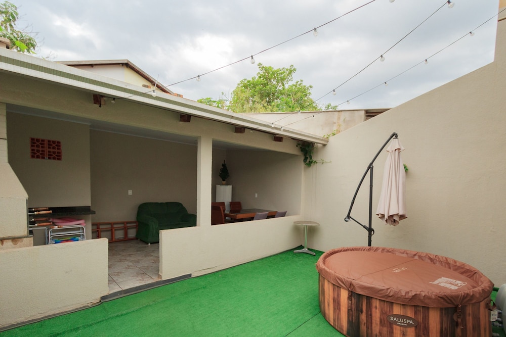 Casa com Wi-fi Jacuzzi Garagem e Petfriendly