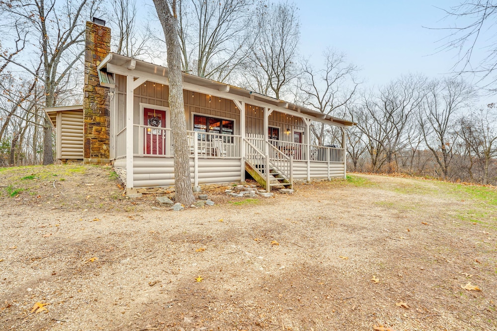 5 Mi to Beaver Lake: Family Cabin w/ Game Room