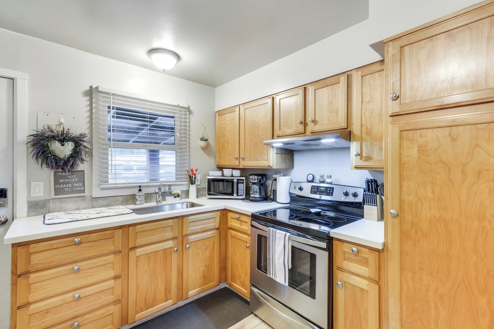 5 Mi to Oregon Zoo: Apartment w/ Private Yard