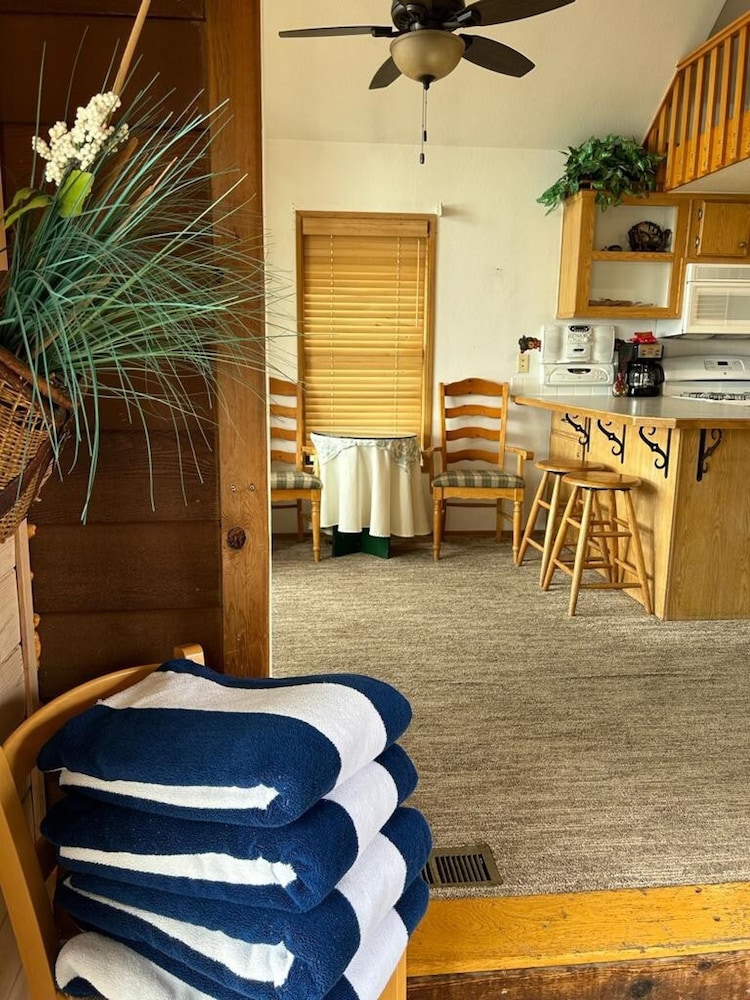 Oceanfront Cabin 3 w Jacuzzi Impressive Views
