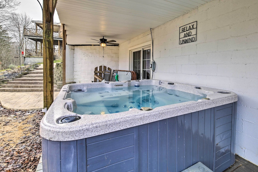 Beckley Studio w/ Hot Tub, 4 Mi to WVU Tech! view 5