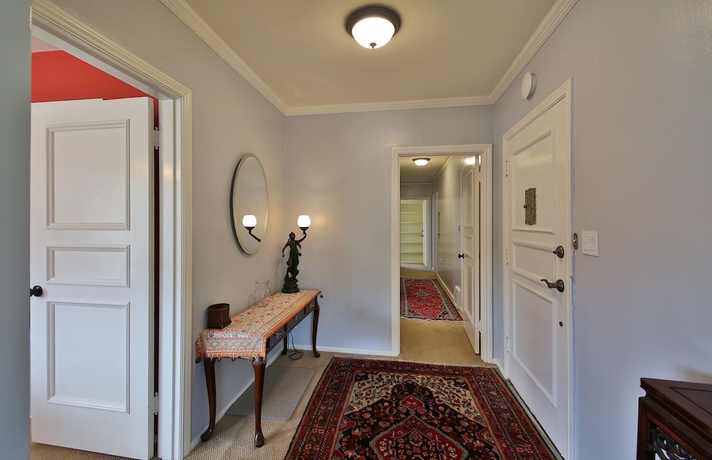 Beautiful, Modern Kitchen, King Bed, Parking & Balcony 2 Bedroom Apts by RedAwning photo 4