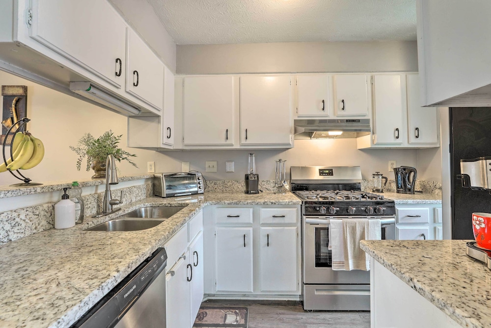Norcross Townhome ~ 18 Mi to Dtwn Atlanta!