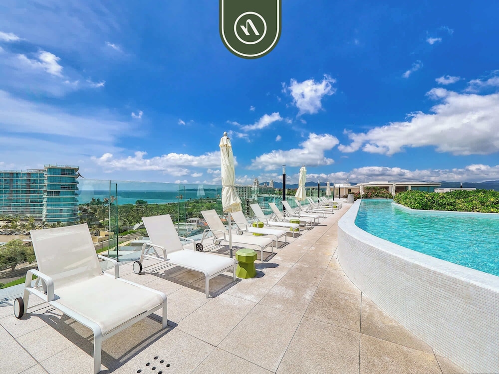 Luxury 3 BR Condo - Beach Access 1 Block Away