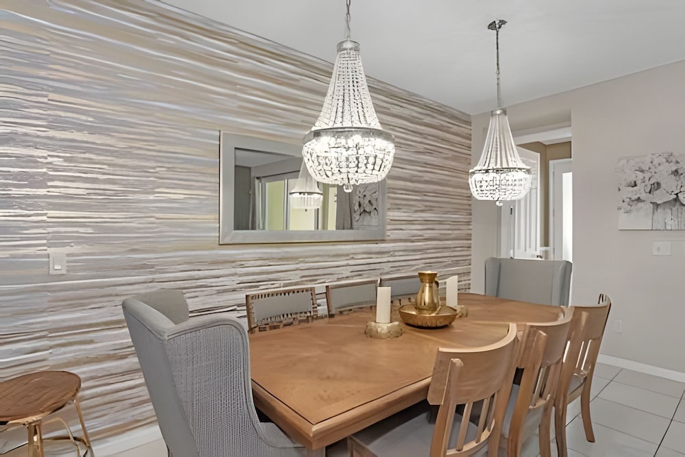 Luxury 5-bed Home With Private Splash Pool