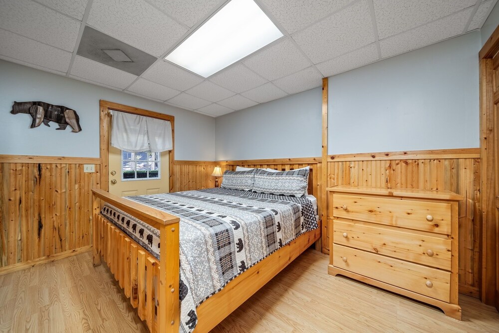 Er299 - Possum Hollow 4 Bedroom Cabin by RedAwning view 2