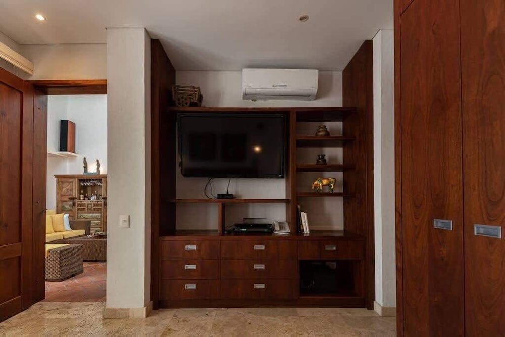 Luxury Apartment– Private Pool & Rooftop Jacuzzi