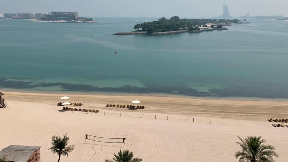 Al Dabas Beach Views 3BD Sleeps 6 Beachfront Beach Pool Access