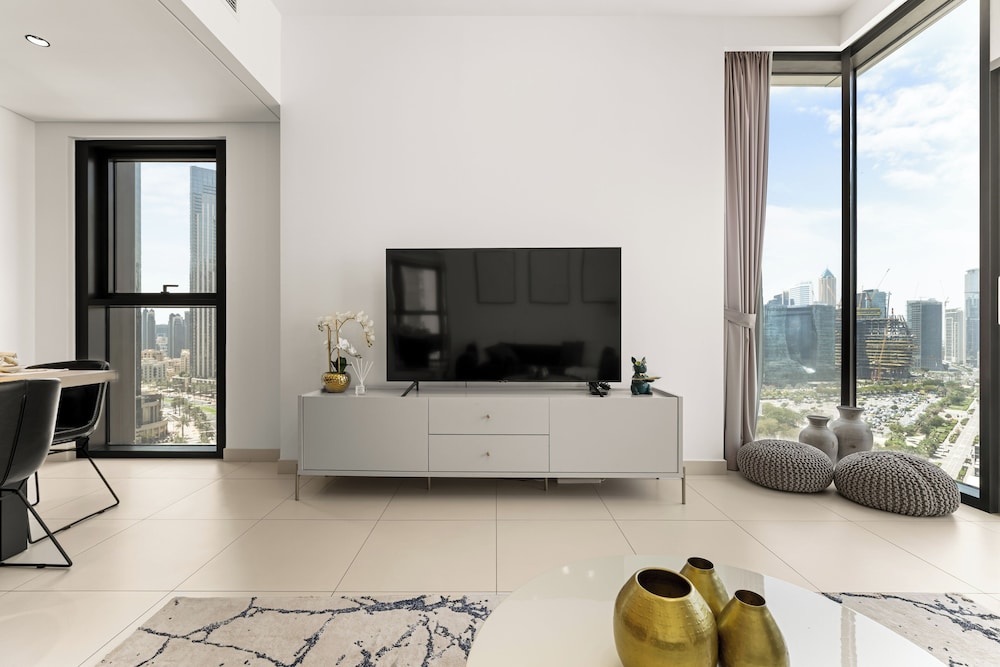Delujo Stays – Burj Crown Collection