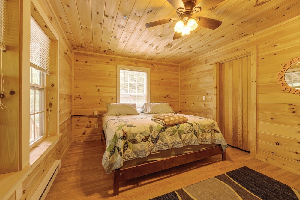 2 Mi to Marina & Beach: Frye Island Retreat!