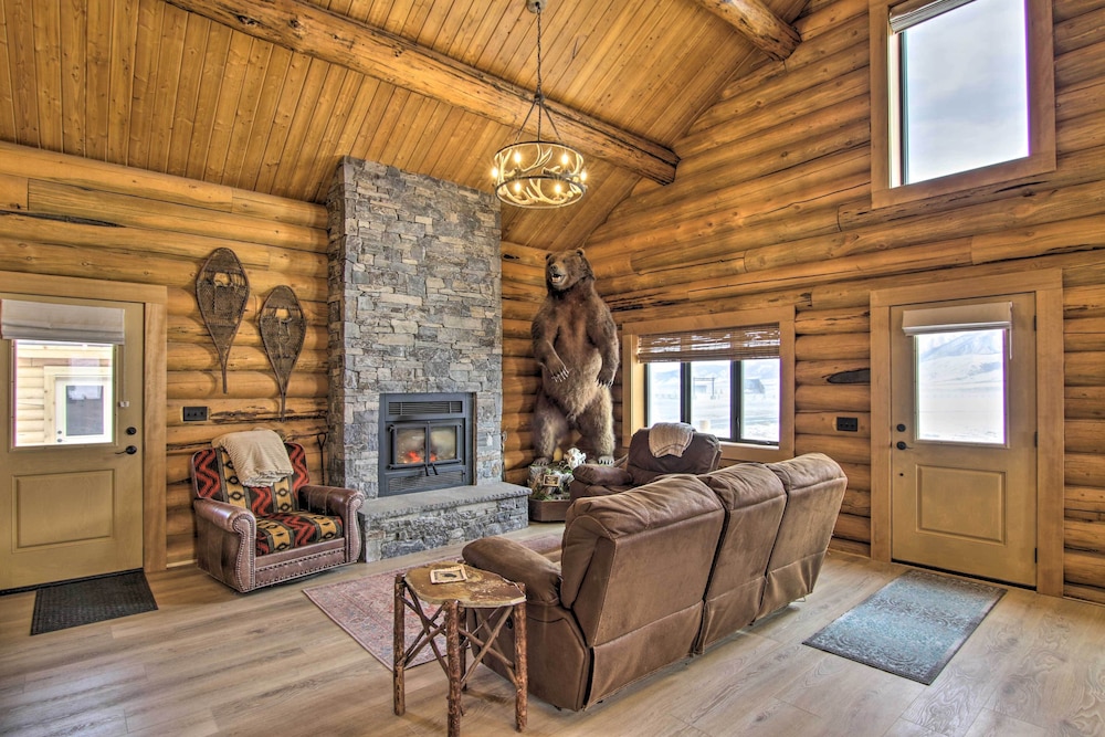 Stunning Mountain Views: Livingston Cabin w/ Deck! view 4