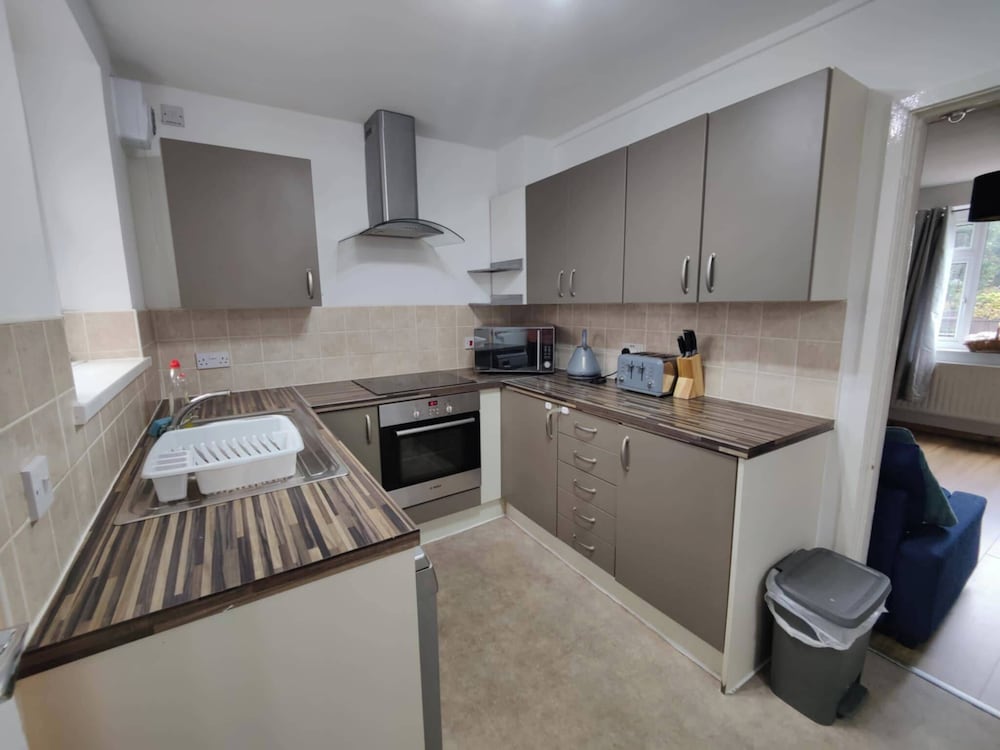3 Bed House - Sleeps 7 - Garden - Parking - Wifi
