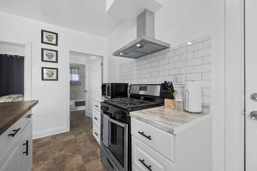 New Downtown Lux 3BR Free Parking, AC & Wi-fi