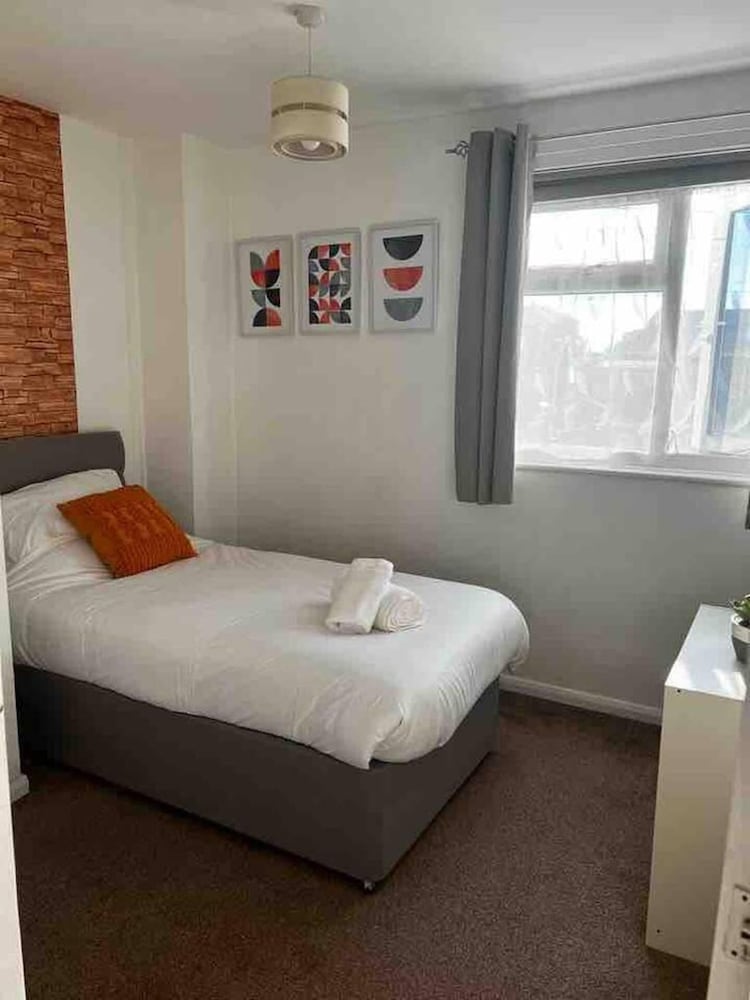 Spacious 3-bed House in Swindon view 5