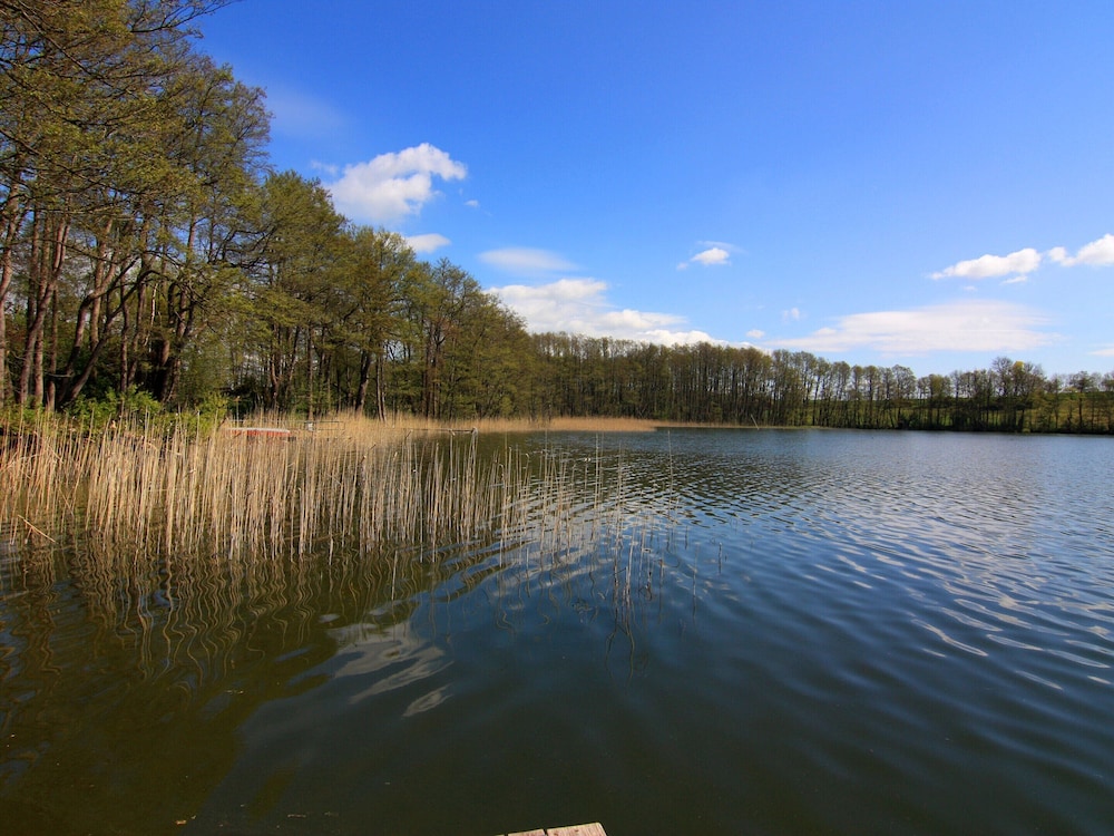 Bungalow am See mit Ruderboot in Klein Labenz
