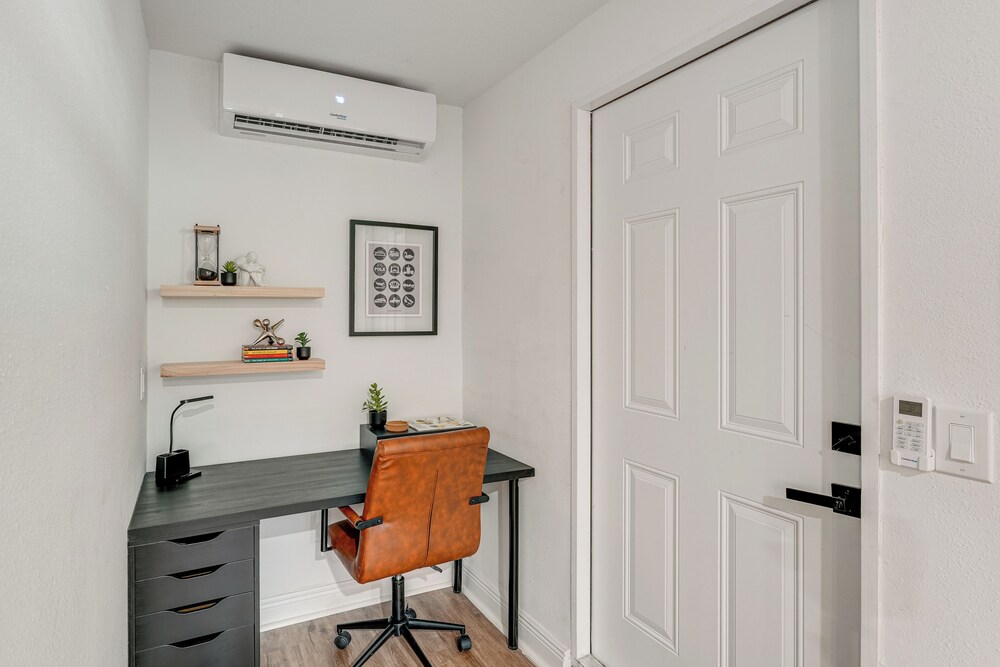 Stylish Lakeland Studio w/ Workspace