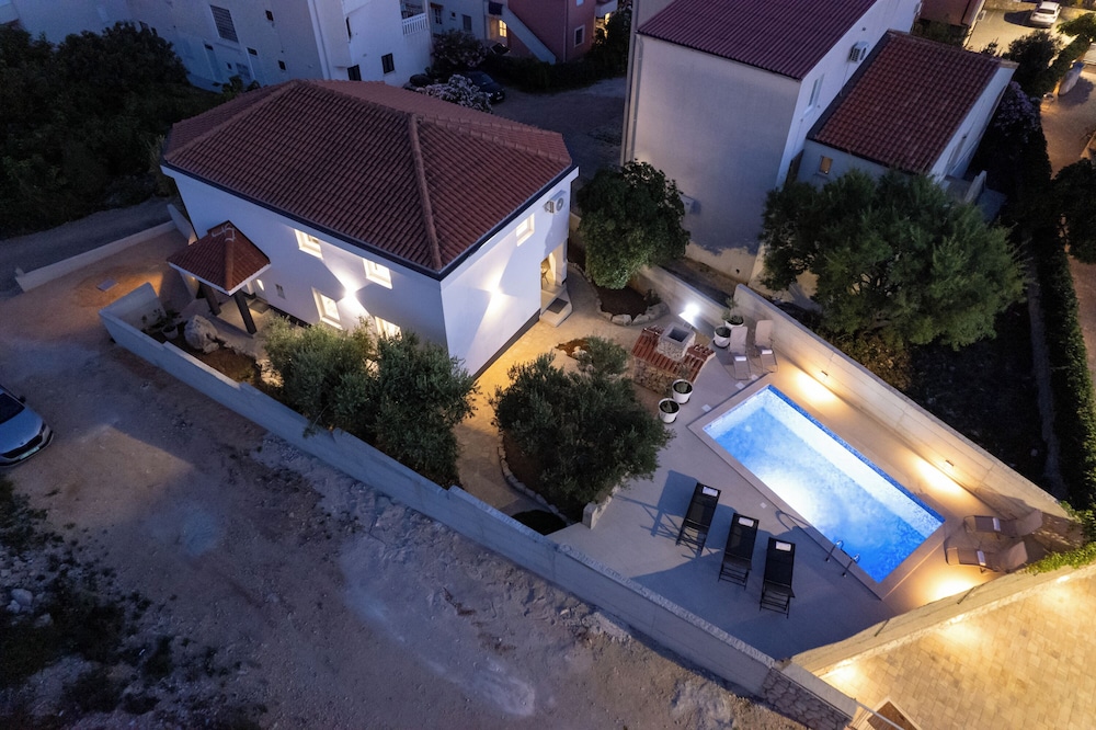 Holiday Home Tika's Blue-Private Pool